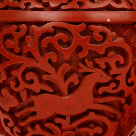 Pair of red carved lacquer lidded vases. CHINA, 20th c., - photo 5