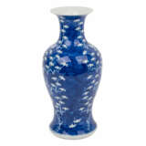 Blue and white baluster vase. CHINA, - Foto 4