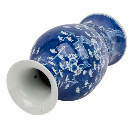 Blue and white baluster vase. CHINA, - Foto 5
