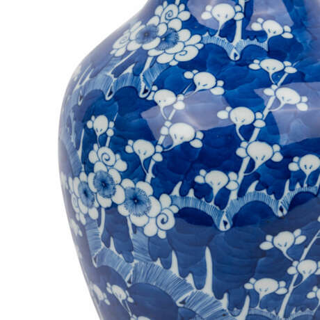 Blue and white baluster vase. CHINA, - Foto 8