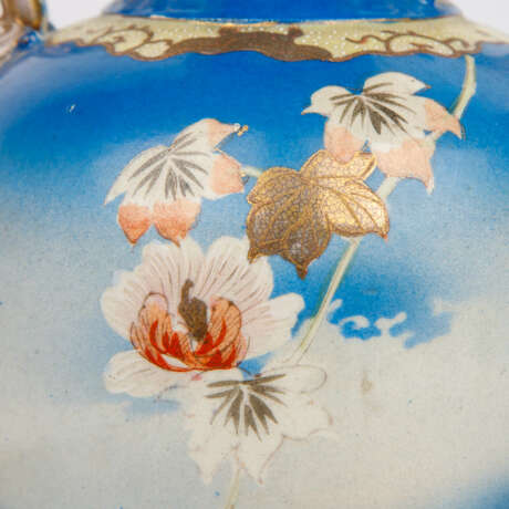 Pair of blue-ground vases in Satsuma style. CHINA, around 1900, - Foto 6