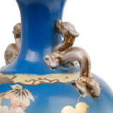 Pair of blue-ground vases in Satsuma style. CHINA, around 1900, - Foto 8