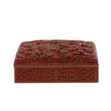 Red carved lacquer box. CHINA, around 1900. - фото 1