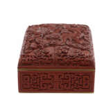Red carved lacquer box. CHINA, around 1900. - фото 2
