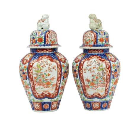 Pair of Imari lidded vases. JAPAN, 19th c., - фото 1