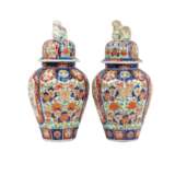 Pair of Imari lidded vases. JAPAN, 19th c., - фото 2