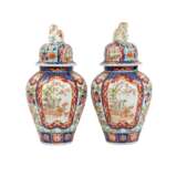 Pair of Imari lidded vases. JAPAN, 19th c., - Foto 3