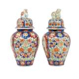 Pair of Imari lidded vases. JAPAN, 19th c., - Foto 4