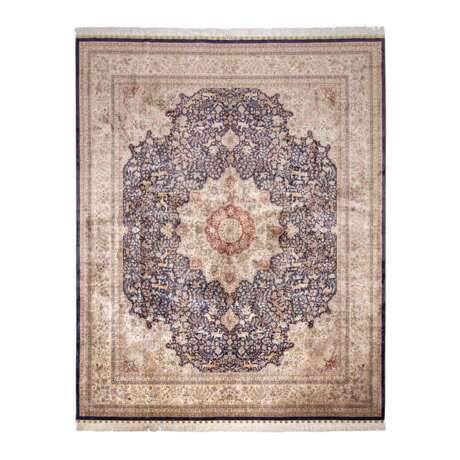 Oriental silk carpet. ZHENPING/CHINA, 2000s, 303x247 cm. - Foto 1