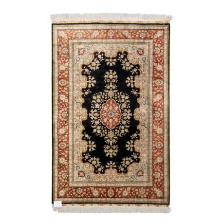 Oriental silk carpet. ZHENPING/CHINA, 2000s, 121x79 cm. - фото 1