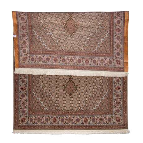 Oriental carpet with silk. TÄBRIZ/PERSIA, 20th/21st century, ca. 296x194 cm. - Foto 2