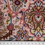 Oriental carpet with silk. TÄBRIZ/PERSIA, 20th/21st century, ca. 296x194 cm. - фото 4