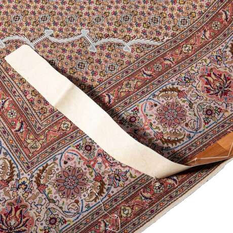 Oriental carpet with silk. TÄBRIZ/PERSIA, 20th/21st century, ca. 296x194 cm. - photo 5