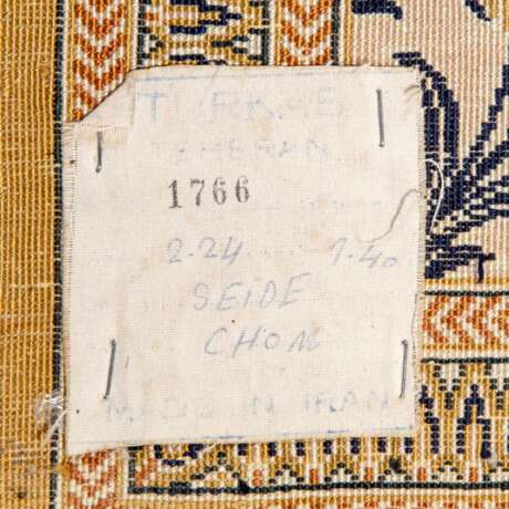 Oriental silk carpet. GHOM/PERSIA ('TURKAS TEHERAN'), 20th c., 224x140 cm. - Foto 3