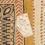 Oriental silk carpet. GHOM/PERSIA ('TURKAS TEHERAN'), 20th c., 224x140 cm. - Foto 4