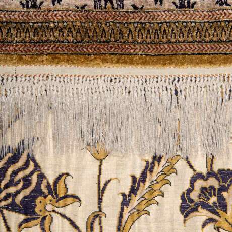 Oriental silk carpet. GHOM/PERSIA ('TURKAS TEHERAN'), 20th c., 224x140 cm. - Foto 5