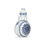 A RARE BLUE AND WHITE MOONFLASK - photo 2
