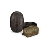 A VERY RARE IMPERIAL INSCRIBED CHENGNI TIGER-FORM INK STONE AND COVER, ZITAN STAND AND COVER - Foto 1