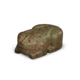 A VERY RARE IMPERIAL INSCRIBED CHENGNI TIGER-FORM INK STONE AND COVER, ZITAN STAND AND COVER - Foto 2