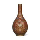 A VERY RARE SILVER AND GILT-DECOCRATED RED-GLAZED VASE - Foto 1