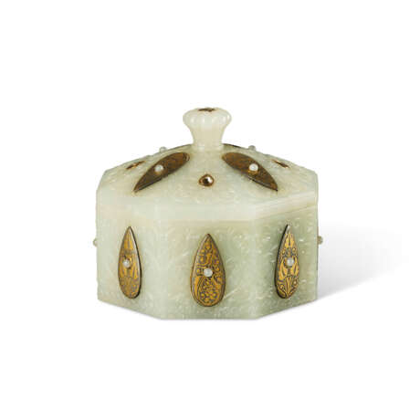 A VERY RARE MUGHAL WHITE JADE OCTAGONAL BOX AND COVER - фото 1