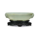 A LARGE CELADON JADE WASHER - Foto 1