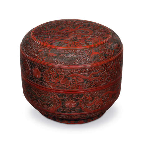 A RARE LARGE CARVED POLYCHROME LACQUER `DRAGON` BOX AND COVER - фото 2