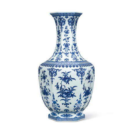 AN EXCEPTIONALLY FINE AND MAGNIFICENT BLUE AND WHITE ‘SANDUO’ HEXAGONAL VASE - Foto 2