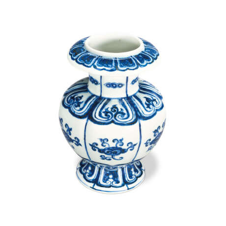 AN EXTREMELY RARE BLUE AND WHITE POMEGRANATE-FORM VASE - фото 3