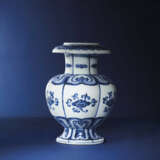 AN EXTREMELY RARE BLUE AND WHITE POMEGRANATE-FORM VASE - Foto 5