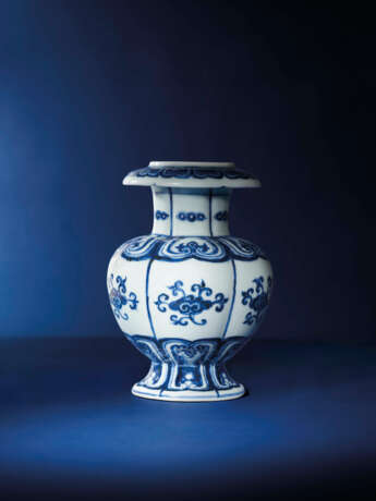 AN EXTREMELY RARE BLUE AND WHITE POMEGRANATE-FORM VASE - photo 5