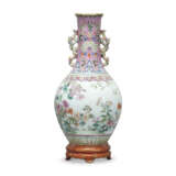 A FAMILLE ROSE ‘FLORAL’ WALL VASE - photo 1