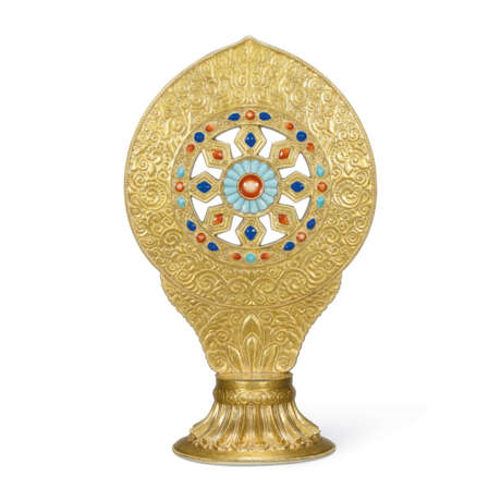 A RARE IMPERIAL GILT AND ENAMELLED PORCELAIN `BUDDHIST WHEEL’ ALTAR ORNAMENT - фото 1