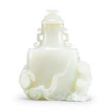A FINELY CARVED WHITE JADE `LIU HAI` VASE AND COVER - Foto 1