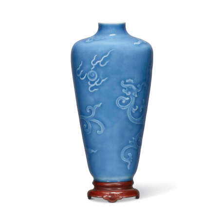 A RARE MOULDED POWDER BLUE-GLAZED ‘CHILONG’ WALL VASE - фото 1