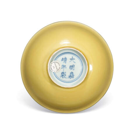 AN IMPERIAL YELLOW-ENAMELLED BOWL - Foto 2