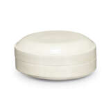 A WHITE-GLAZED CIRCULAR BOX AND COVER - фото 2