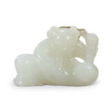 A WHITE JADE ‘BOY AND LINGZHI’ TOGGLE - Foto 1