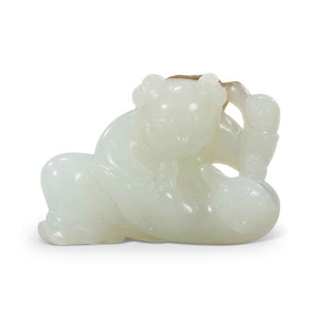 A WHITE JADE ‘BOY AND LINGZHI’ TOGGLE - Foto 1