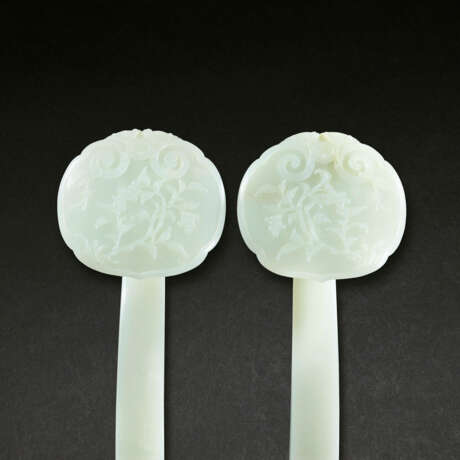 AN EXCEPTIONAL AND FINE LARGE PAIR OF WHITE JADE RUYI - photo 2