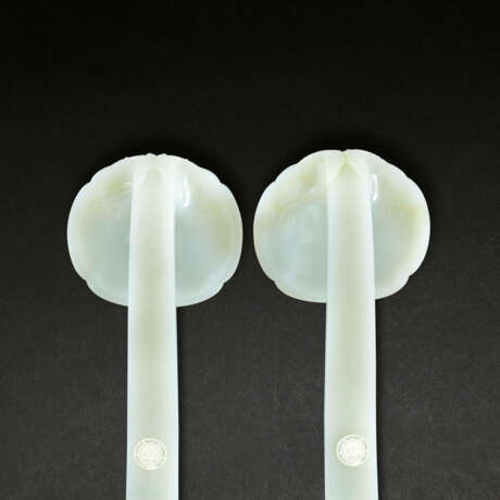 AN EXCEPTIONAL AND FINE LARGE PAIR OF WHITE JADE RUYI - photo 3