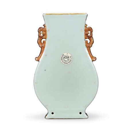 AN IMPERIAL AND INSCRIBED FAMILLE ROSE CELADON-GLAZED WALL VASE - photo 2