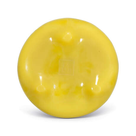 AN IMPERIAL YELLOW GLASS TRIPOD CENSER - фото 2
