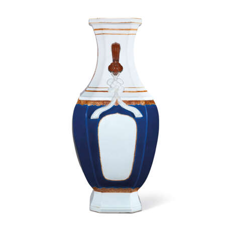 A MAGNIFICENT AND VERY RARE BLUE-GLAZED ENAMELLED OCTAGONAL VASE WITH RUYI HANDLES - photo 3