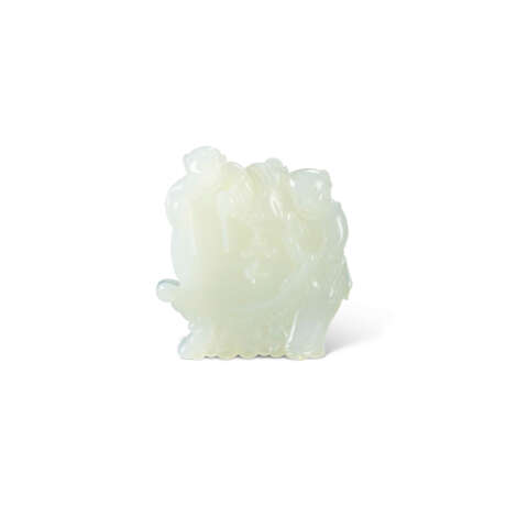 A WHITE JADE CARVING OF TWO BOYS PLAYING A DRUM - фото 1