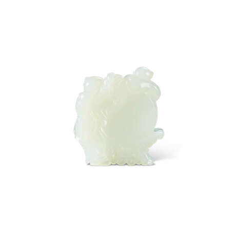 A WHITE JADE CARVING OF TWO BOYS PLAYING A DRUM - photo 2