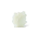 A WHITE JADE CARVING OF TWO BOYS PLAYING A DRUM - Foto 2