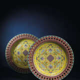 A FINE AND EXCEPTIONALLY RARE PAIR OF YELLOW-GROUND FAMILLE ROSE PIERCED RIM DISHES - фото 8