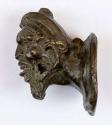 Andrea BRIOSCO (1470-1532), in der Art von, Türknauf in Form einer bärtigen Fratze mit Kappe, Bronze