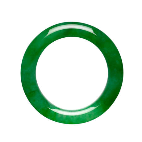 AN EXCEPTIONAL JADEITE BANGLE - фото 1